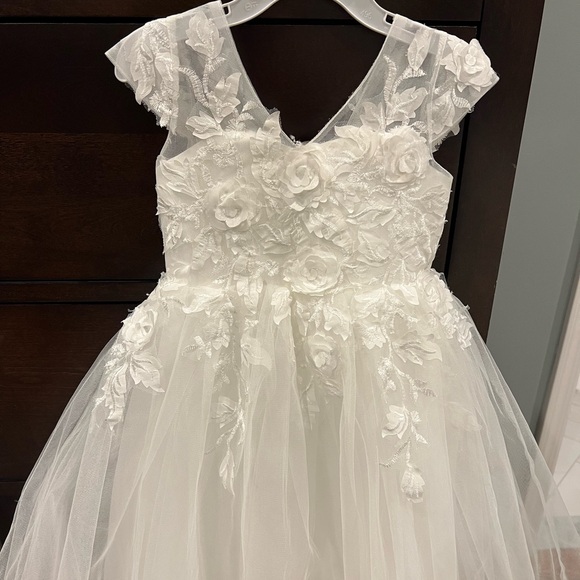 Gorgeous 5T ivory flower girl or communion dress. Excellent condition. - Picture 3 of 8